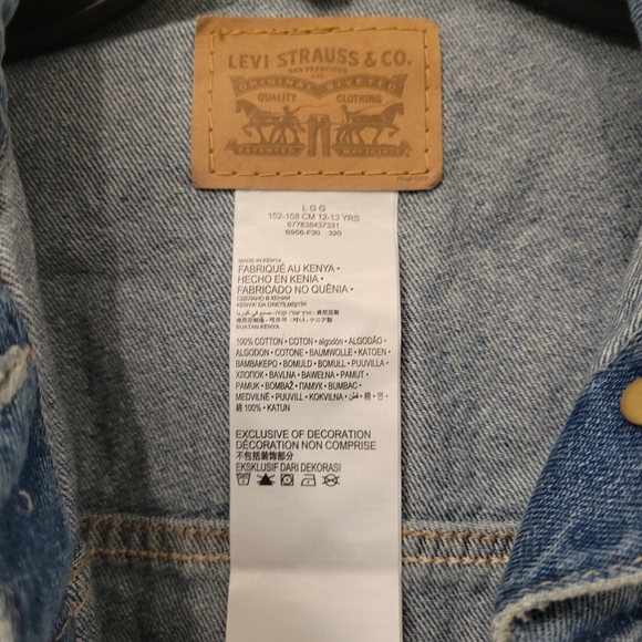 NWT Levi's distressed denim jacket - Picture 2 of 3